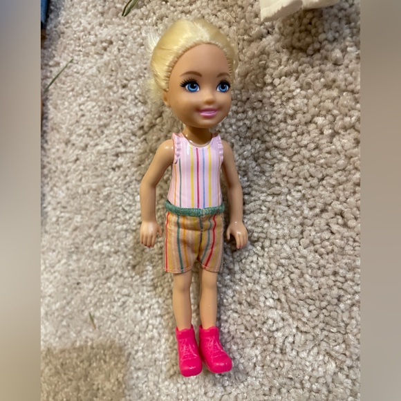 Barbie-one regular size and one small doll (Chelsea) - Picture 3 of 6